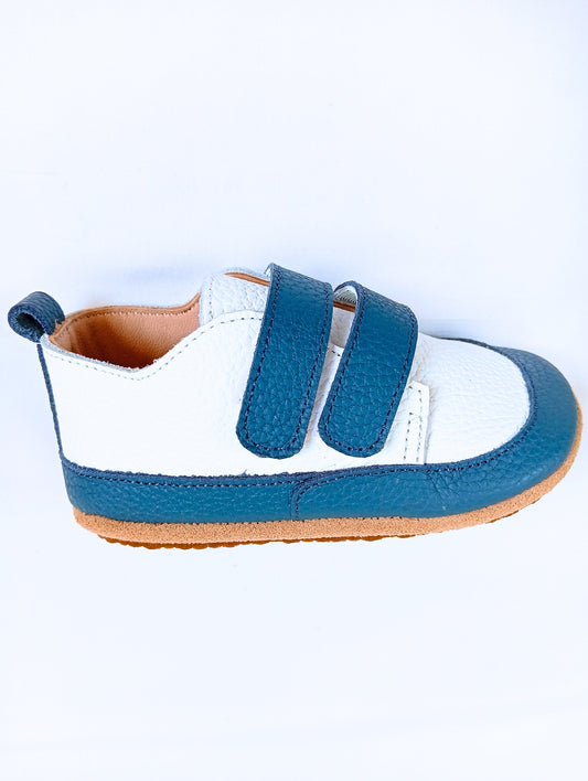 Deportivas minimalistas blanco-azul Marino