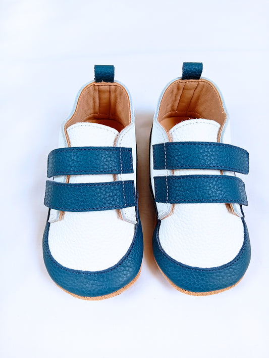 Deportivas minimalistas blanco-azul Marino